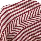 Detalhe da estampa geométrica da Camisa Vinser Rubro em vermelho e branco