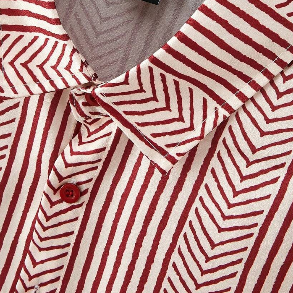 Detalhe da gola e botão da Camisa Vinser Rubro com estampa geométrica em vermelho e branco