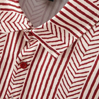 Detalhe da gola e botão da Camisa Vinser Rubro com estampa geométrica em vermelho e branco