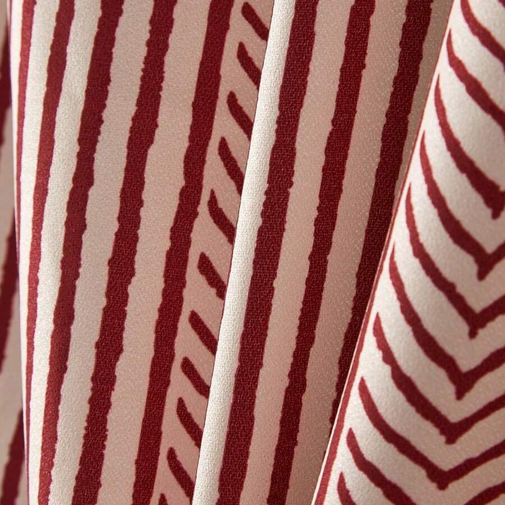 Detalhe do tecido da Camisa Vinser Rubro com estampa geométrica listrada em vermelho e branco