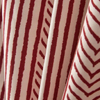 Detalhe do tecido da Camisa Vinser Rubro com estampa geométrica listrada em vermelho e branco