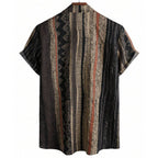 Vista traseira da Camisa Vinser Safari com estampa listrada em tons de preto, marrom e bege, modelagem de manga curta, gola tradicional e caimento leve, destacando o acabamento refinado e o design sofisticado.