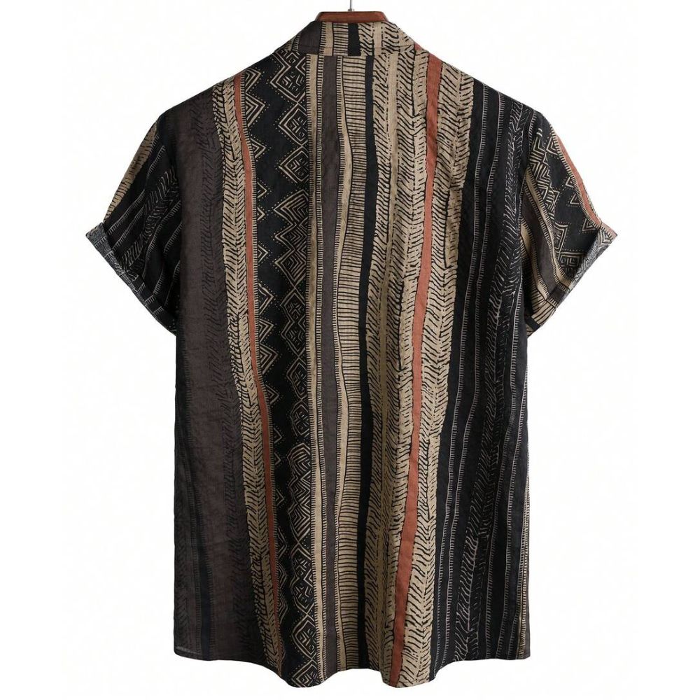 Vista traseira da Camisa Vinser Safari com estampa listrada em tons de preto, marrom e bege, modelagem de manga curta, gola tradicional e caimento leve, destacando o acabamento refinado e o design sofisticado.