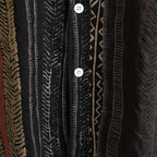 Detalhe dos botões da Camisa Vinser Safari, destacando o acabamento refinado, as costuras reforçadas e a estampa listrada em tons de preto, marrom e bege, evidenciando a qualidade premium do tecido e dos acabamentos.