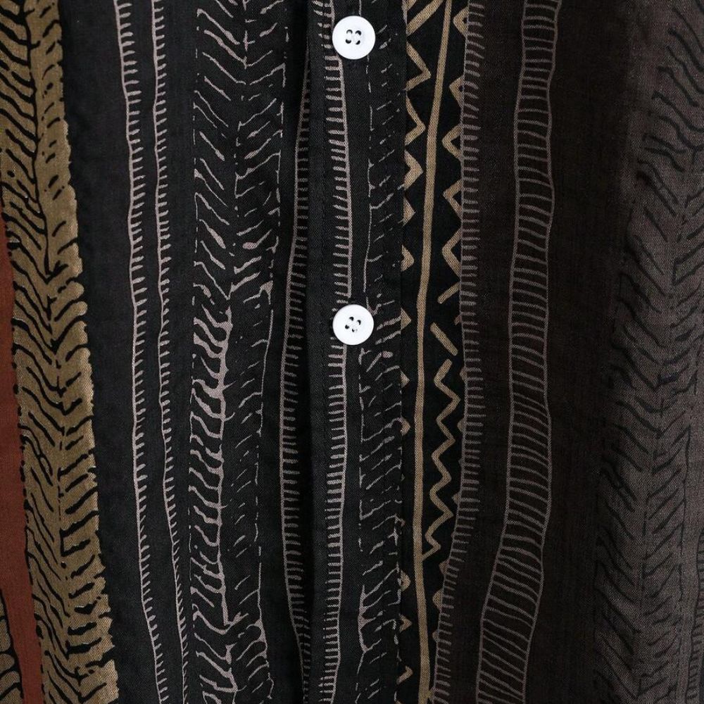 Detalhe dos botões da Camisa Vinser Safari, destacando o acabamento refinado, as costuras reforçadas e a estampa listrada em tons de preto, marrom e bege, evidenciando a qualidade premium do tecido e dos acabamentos.