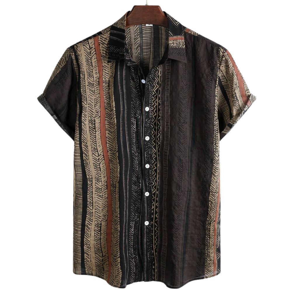 Vista frontal da Camisa Vinser Safari com estampa listrada em tons de preto, marrom e bege, manga curta, gola tradicional e caimento leve, ideal para um visual casual sofisticado e confortável.