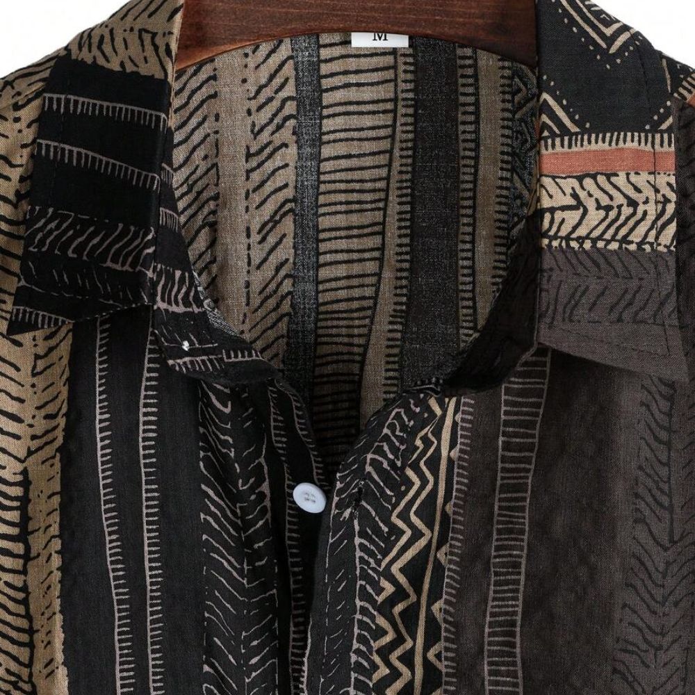 Detalhe da gola da Camisa Vinser Safari, destacando o colarinho estruturado, os botões frontais, o acabamento refinado e a estampa listrada em tons de preto, marrom e bege, evidenciando a qualidade premium da peça.