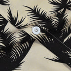 Detalhe do botão e da estampa tropical preta da Camisa Vinser Saint-Tropez em tecido bege