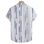 Vista traseira da Camisa Vinser Santorini com estampa listrada vertical em azul e bege sobre fundo branco, modelagem de manga curta, gola tradicional e caimento leve, destacando o acabamento refinado e o design elegante.