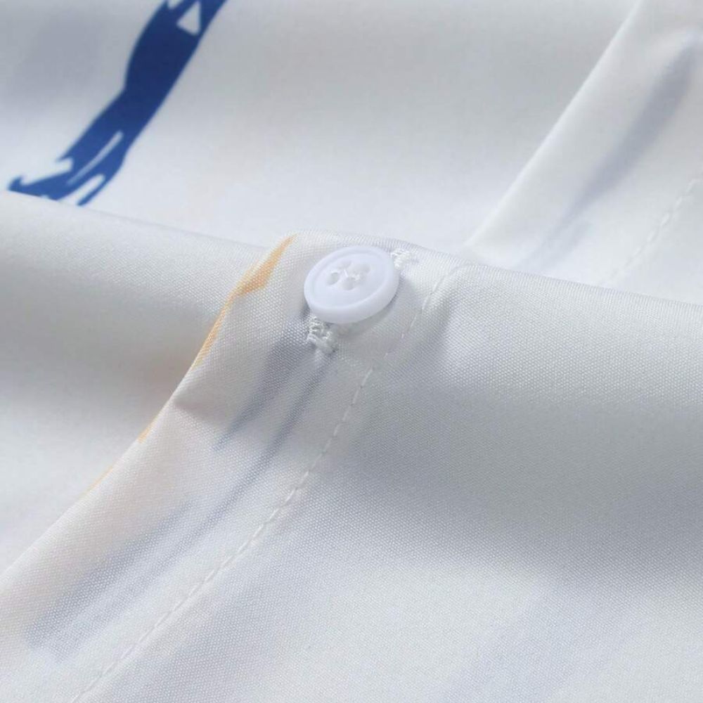 Detalhe do botão da Camisa Vinser Santorini, destacando os botões frontais, as costuras reforçadas, o acabamento refinado e a estampa listrada em azul e bege sobre fundo branco, evidenciando a qualidade premium da peça.