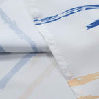 Detalhe da costura da Camisa Vinser Santorini, destacando o acabamento refinado, a precisão das costuras, a estampa listrada em azul e bege sobre fundo branco e a qualidade premium do tecido, garantindo durabilidade, conforto e elegância.