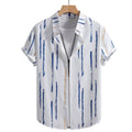 Vista frontal da Camisa Vinser Santorini com estampa listrada vertical em azul e bege sobre fundo branco, manga curta, gola tradicional e caimento leve, ideal para um visual elegante, fresco e sofisticado.