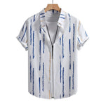 Vista frontal da Camisa Vinser Santorini com estampa listrada vertical em azul e bege sobre fundo branco, manga curta, gola tradicional e caimento leve, ideal para um visual elegante, fresco e sofisticado.