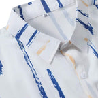 Detalhe da gola da Camisa Vinser Santorini, destacando o colarinho estruturado, os botões frontais, o acabamento refinado e a estampa listrada em azul e bege sobre fundo branco, evidenciando a qualidade premium da peça.