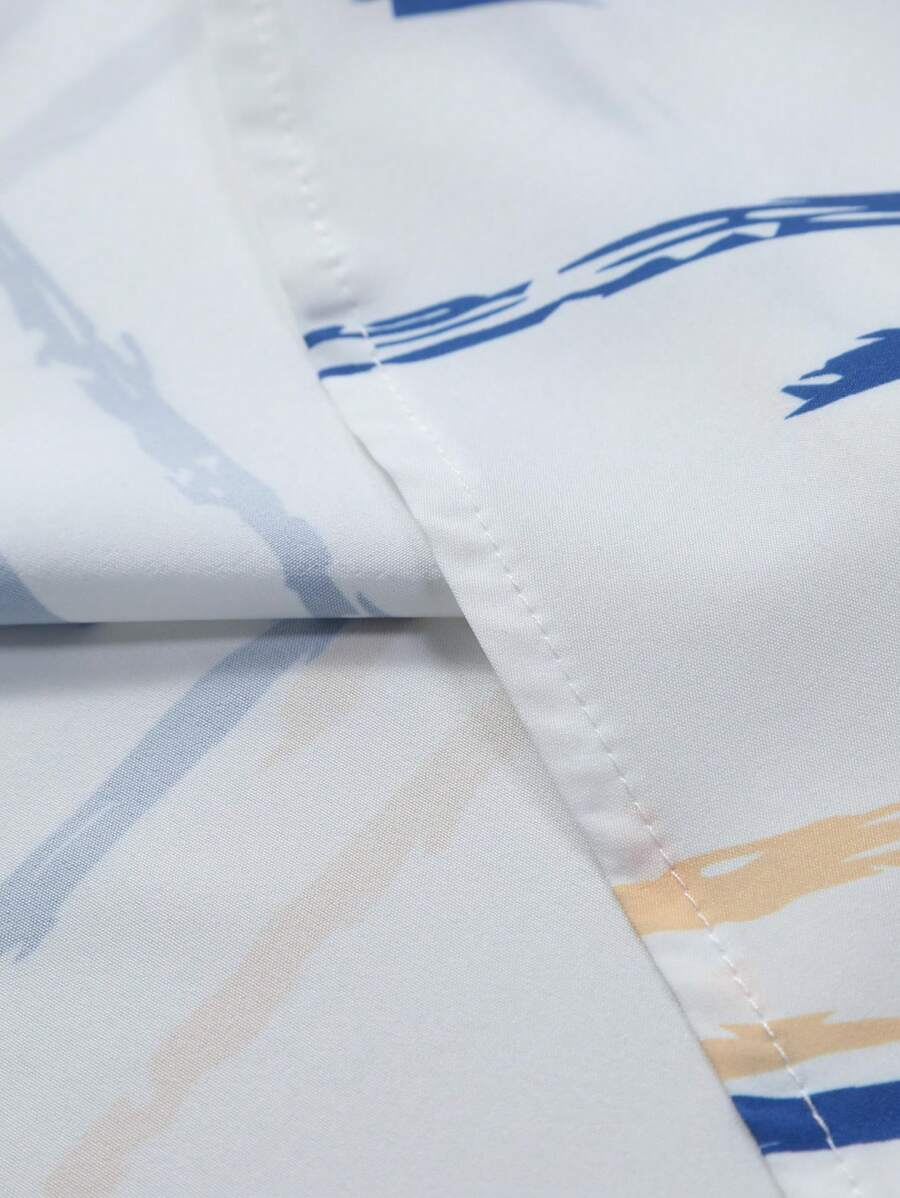 Detalhe do tecido da Camisa Vinser Santorini, destacando a estampa listrada em azul e bege sobre fundo branco, a textura suave do tecido, o acabamento refinado e a qualidade premium, proporcionando conforto, leveza e elegância.