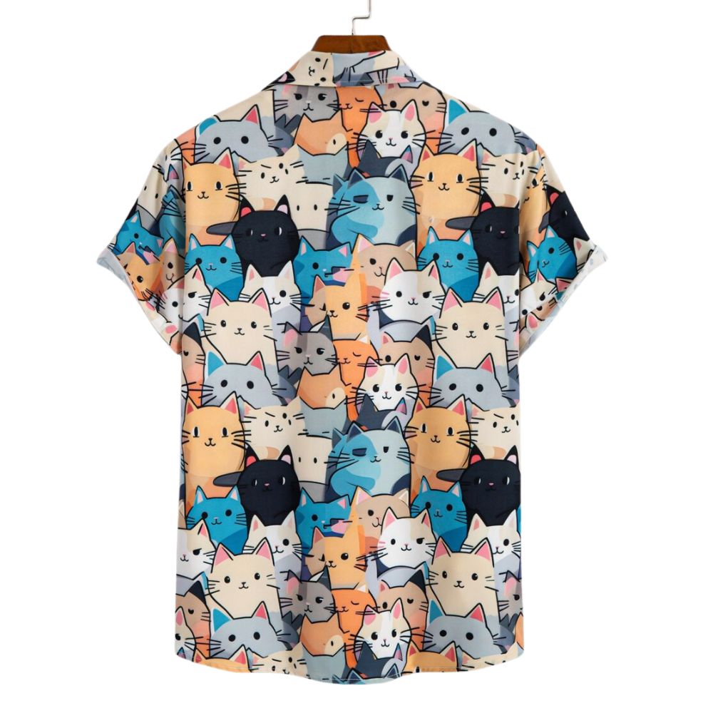 Camisa Vinser Saquarema de manga curta com estampa de gatos coloridos nas costas