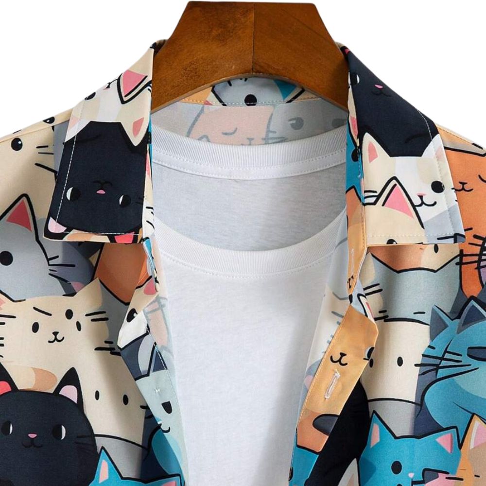 Detalhe da gola da Camisa Vinser Saquarema com estampa de gatos coloridos