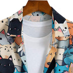 Detalhe da gola da Camisa Vinser Saquarema com estampa de gatos coloridos