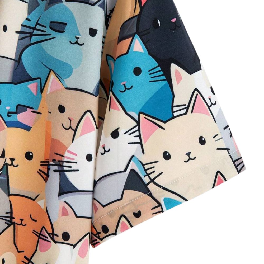 Detalhe da manga da Camisa Vinser Saquarema com estampa de gatos coloridos