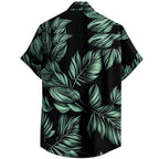 Vista traseira da Camisa Vinser Selva Costeira, com estampa tropical de folhas verdes sobre fundo preto, evidenciando o caimento e o acabamento das costas.