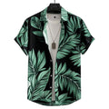 Vista frontal da Camisa Vinser Selva Costeira, com estampa tropical de folhas verdes sobre fundo preto, modelagem de manga curta e caimento leve.