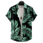 Vista frontal da Camisa Vinser Selva Costeira, com estampa tropical de folhas verdes sobre fundo preto, modelagem de manga curta e caimento leve.