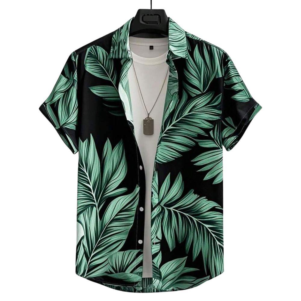 Vista frontal da Camisa Vinser Selva Costeira, com estampa tropical de folhas verdes sobre fundo preto, modelagem de manga curta e caimento leve.