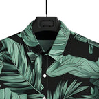 Detalhe da gola da Camisa Vinser Selva Costeira, destacando o acabamento refinado, a estampa tropical de folhas verdes e o tecido de toque leve.