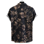 Vista traseira da Camisa Vinser Selva Noturna, com estampa floral em tons terrosos sobre fundo preto, evidenciando o caimento, a modelagem de manga curta e o acabamento premium da peça.