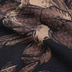 Close do tecido da Camisa Vinser Selva Noturna, destacando a estampa floral em tons de marrom sobre fundo preto, a textura do tecido leve e o acabamento premium da peça.