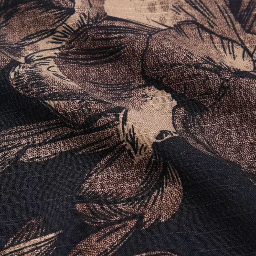Close do tecido da Camisa Vinser Selva Noturna, destacando a estampa floral em tons de marrom sobre fundo preto, a textura do tecido leve e o acabamento premium da peça.