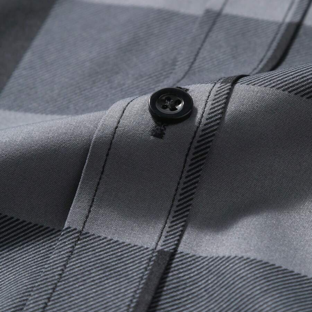 Detalhe do botão e acabamento da Camisa Vinser Sergipe com estampa xadrez cinza