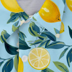 Detalhe da Camisa Vinser Sorrento masculina com estampa de limões, folhas e colarinho