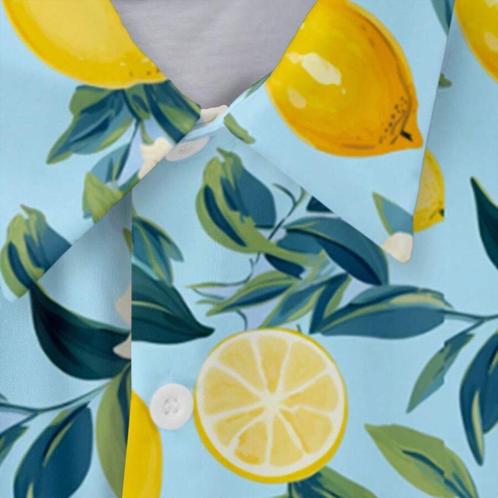 Detalhe da Camisa Vinser Sorrento masculina com estampa de limões, folhas e colarinho