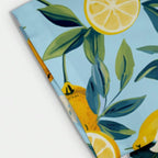Detalhe do tecido da Camisa Vinser Sorrento masculina com estampa de limões e folhas