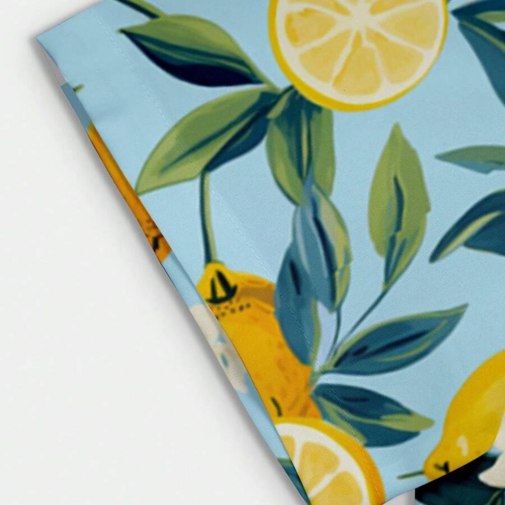 Detalhe do tecido da Camisa Vinser Sorrento masculina com estampa de limões e folhas