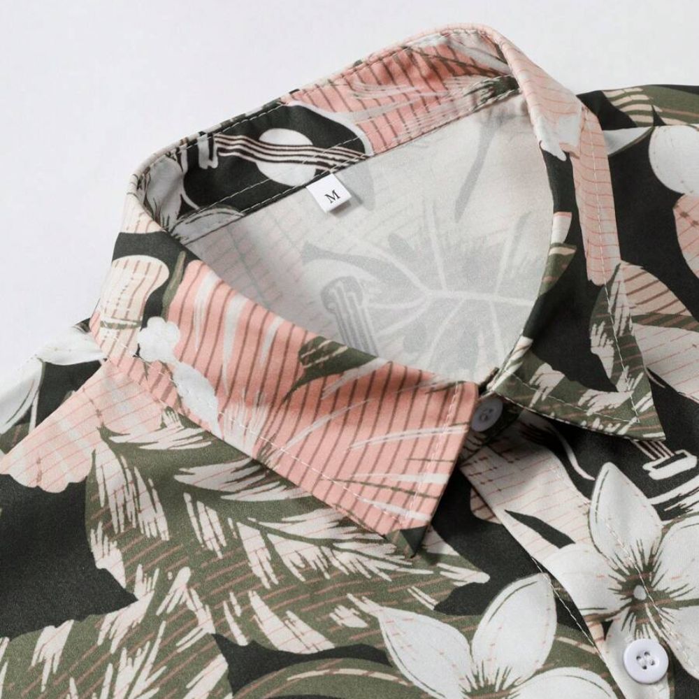 Detalhe da gola da Camisa Vinser Sunset Bloom, evidenciando o acabamento, os botões e a estampa tropical floral em tons de rosa, branco e verde sobre fundo escuro.