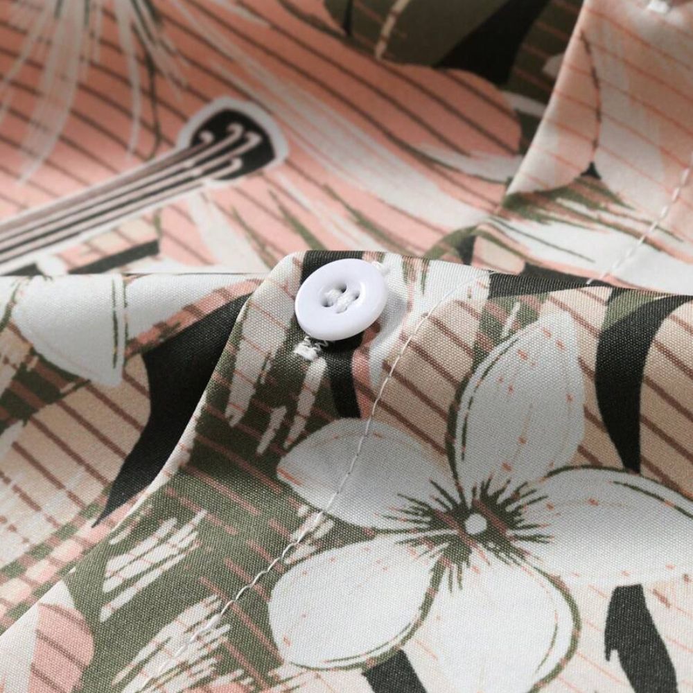 Close do tecido da Camisa Vinser Sunset Bloom, destacando a estampa tropical floral em tons de rosa, branco e verde, além da textura do tecido e do acabamento dos botões.