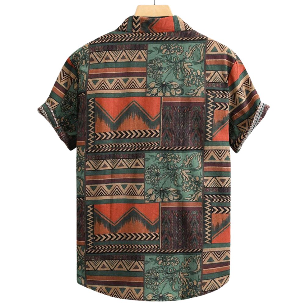 Vista traseira da Camisa Vinser Terral com estampa patchwork em tons de terracota, verde-musgo, bege e marrom, modelagem de manga curta, gola tradicional e caimento leve, destacando o acabamento refinado e o design sofisticado.