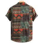 Vista traseira da Camisa Vinser Terral com estampa patchwork em tons de terracota, verde-musgo, bege e marrom, modelagem de manga curta, gola tradicional e caimento leve, destacando o acabamento refinado e o design sofisticado.