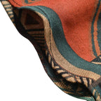 Detalhe do tecido da Camisa Vinser Terral, destacando a estampa patchwork em tons de terracota, verde-musgo, bege e marrom, a textura suave do tecido, o acabamento refinado e a qualidade premium, proporcionando conforto e leveza para o uso diário.