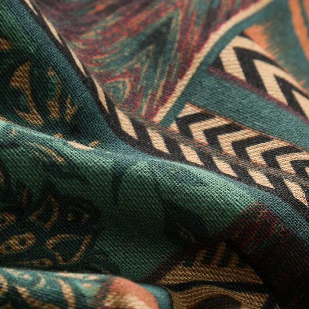 Detalhe do tecido da Camisa Vinser Terral, destacando a estampa patchwork em tons de terracota, verde-musgo, bege e marrom, a textura do tecido, as costuras refinadas e o acabamento premium, evidenciando conforto, leveza e qualidade.