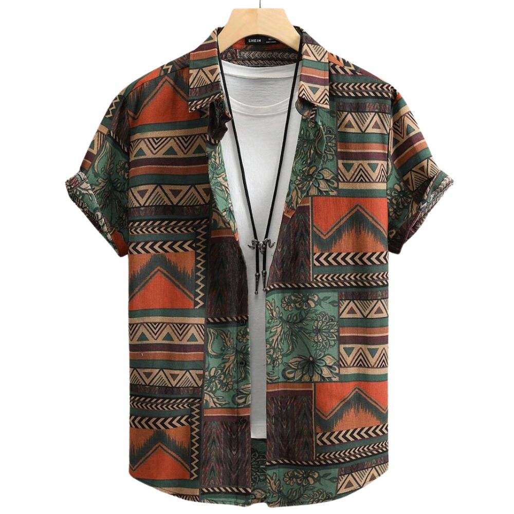 Vista frontal da Camisa Vinser Terral com estampa patchwork em tons de terracota, verde-musgo, bege e marrom, manga curta, gola tradicional e caimento leve, ideal para um visual casual sofisticado e confortável.