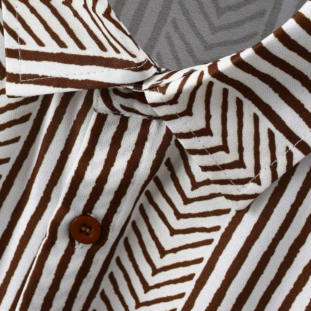 Detalhe da Camisa Vinser Traço Terroso com estampa geométrica marrom e tecido branco