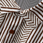 Detalhe da Camisa Vinser Traço Terroso com estampa geométrica marrom e tecido branco