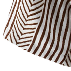 Detalhe da Camisa Vinser Traço Terroso com estampa geométrica em linhas marrons sobre tecido branco