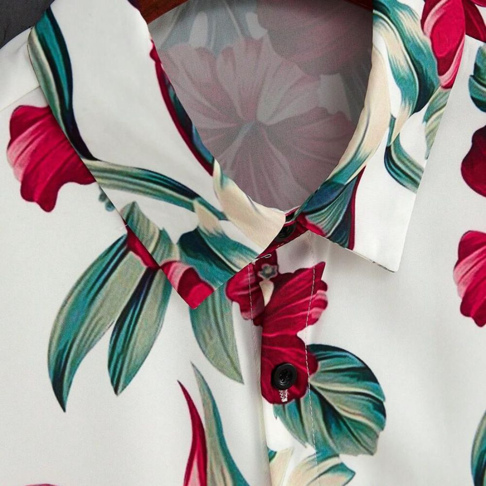 Detalhe da Camisa Vinser Tulum masculina branca com estampa floral vermelha, gola e botão
