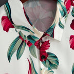 Detalhe da Camisa Vinser Tulum masculina branca com estampa floral vermelha, gola e botão
