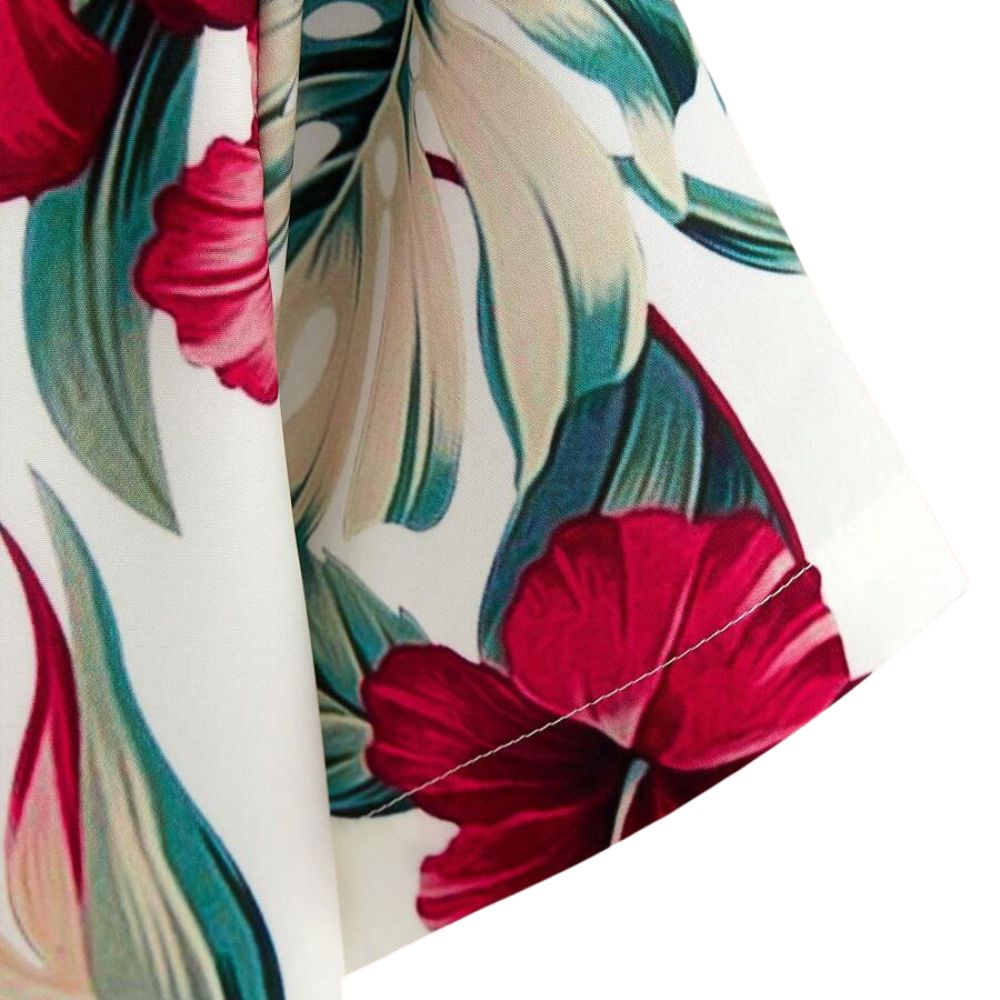 Detalhe da Camisa Vinser Tulum masculina branca com estampa floral vermelha e folhas verdes