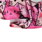 Detalhe da barra da Camisa Vinser Ubatuba rosa com estampa de gatos
